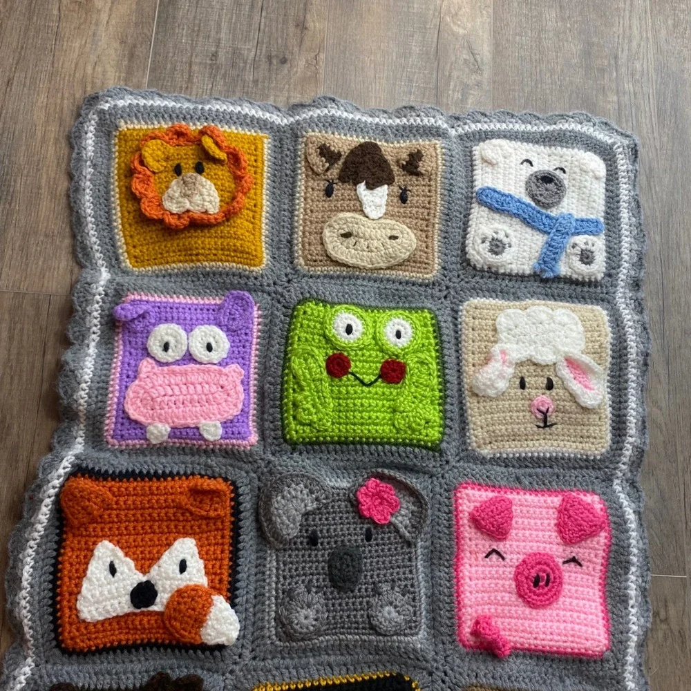 Handmade Crochet Animal‎ Face Baby Blanket Grey Scalloped Border Multi 22in Wide